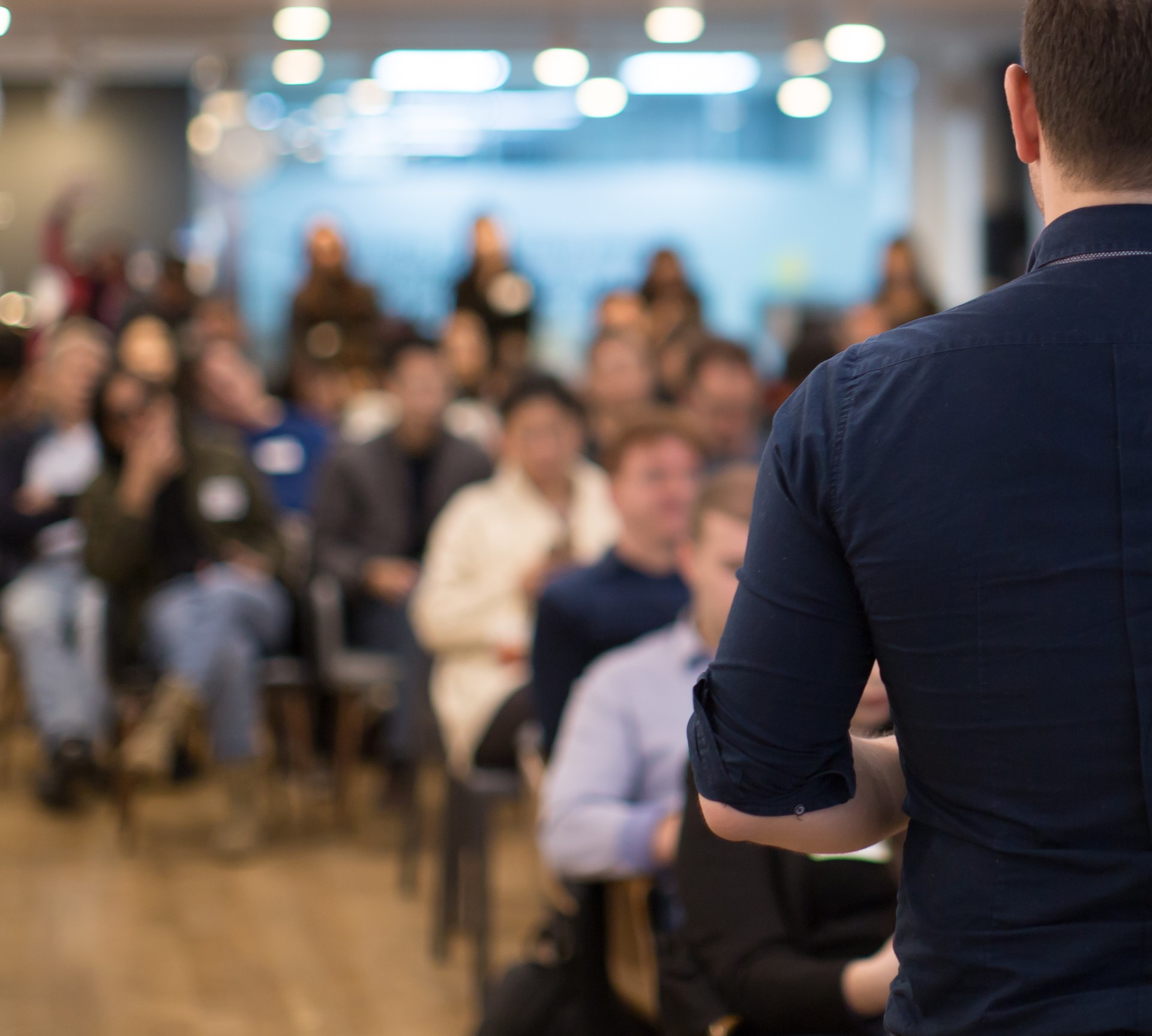 Audiência da foto da conferência e altofalante que dão o discurso. Apresentador do seminário em um painel durante o fórum. Gerente corporativo na discussão de treinamento de executivos de vendas no palco. Apresentação do passo do accionista.