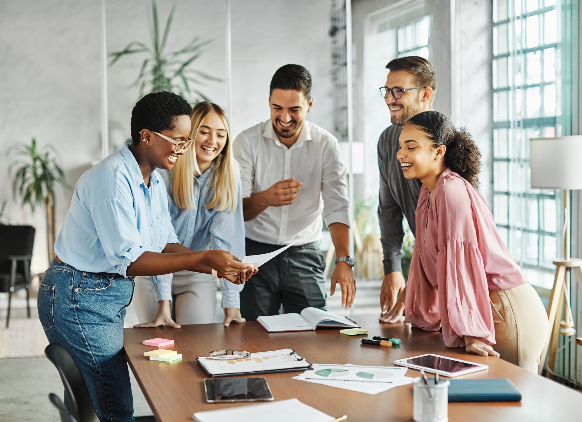 reunião de negócios mulher mulher escritório retrato carreira trabalho feliz empresário trabalho em equipe colega empresário startup criativo estudante projeto de educação